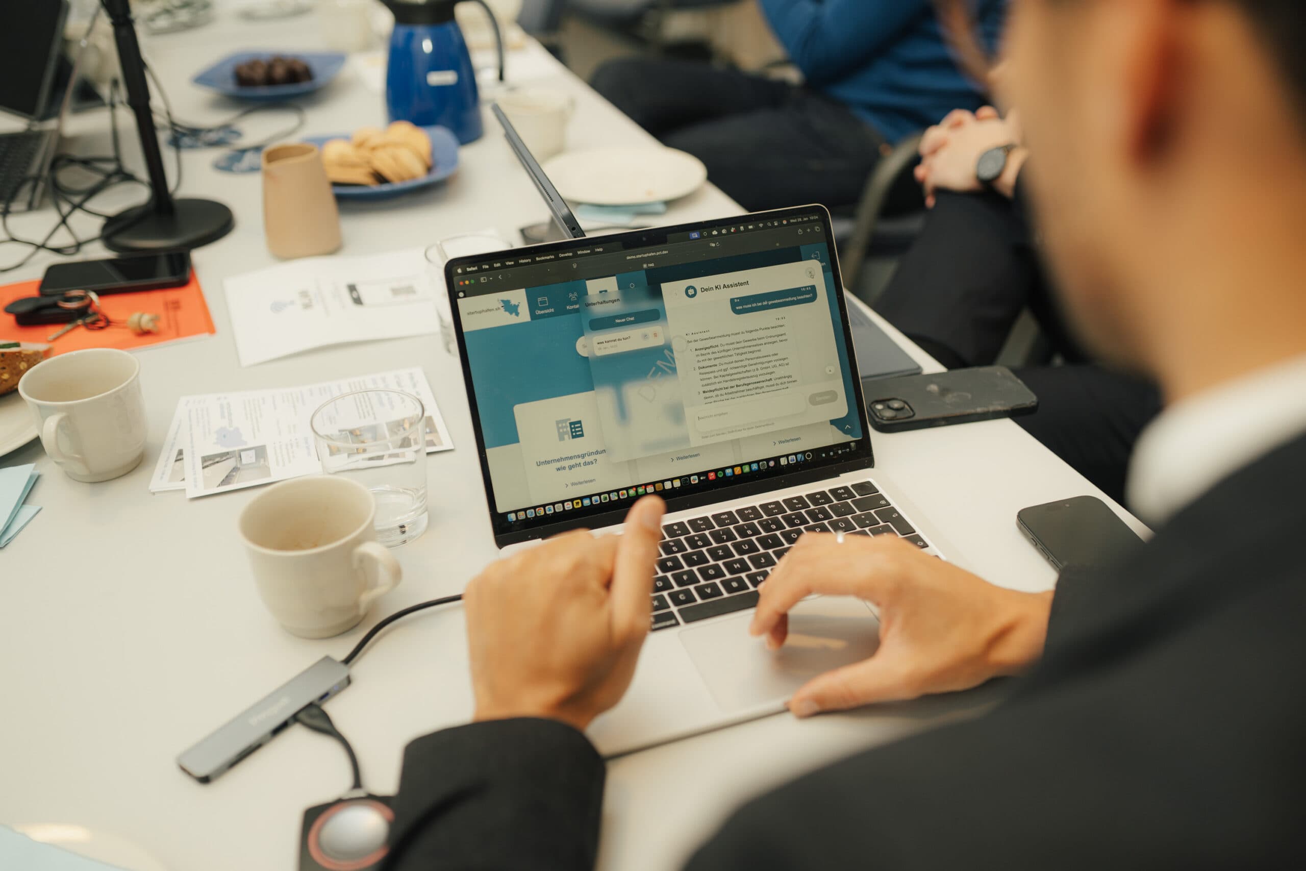 Laptopausschnitt in Arbeitssituation